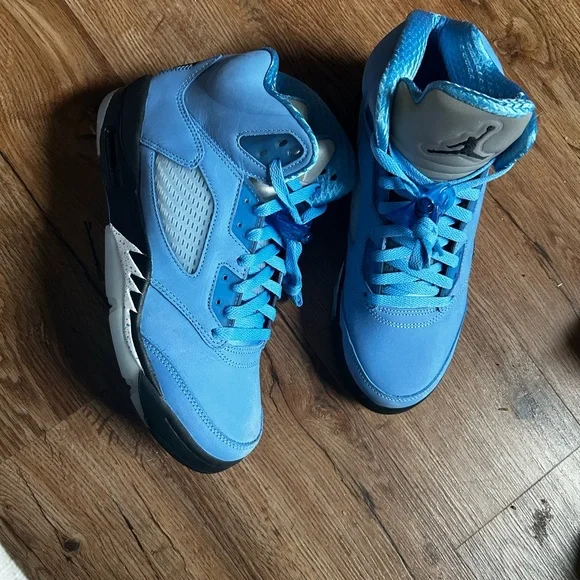 Jordan Athletic Shoes in Light Blue and Black - Picture 3 of 7